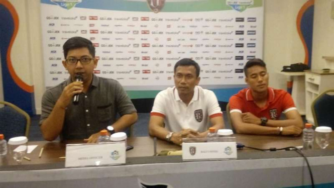 Pelatih Bali United, Widodo Cahyono Putro (tengah)