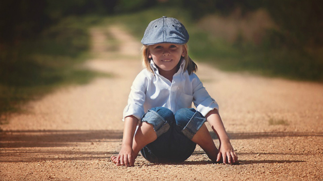 Anak mengenakan celana jeans.