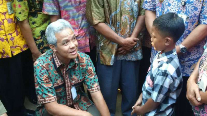 Keluarga Hafidin saat dikunjungi Gubernur Jawa Tengah Ganjar Pranowo di Kabupaten Banjarnegara pada Kamis, 14 September 2017.