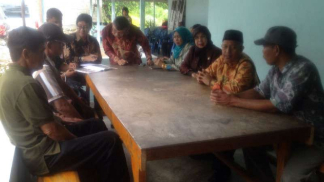 Sejumlah warga Kabupaten Pasaman Barat, Sumatera Barat, mengadukan kepada Dewan Perwakilan Daerah RI tentang lahan mereka yang diserobot sebuah perusahaan.