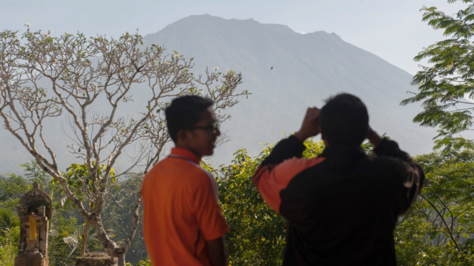 Peningkatan aktivitas Gunung Agung di Bali terus dipantau.