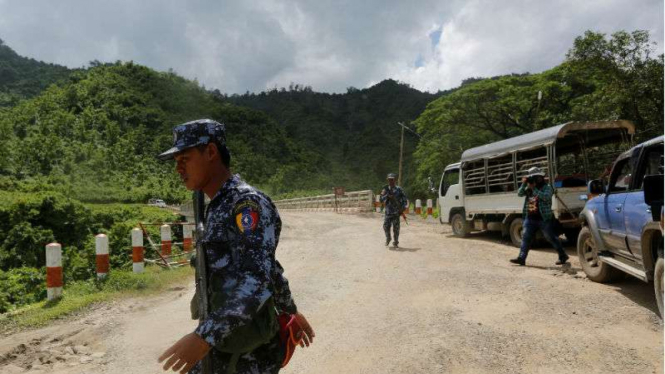 Tentara berjaga usai serangan ARSA di Rakhine