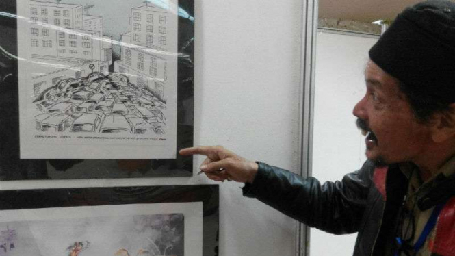 Suratno, guru seni rupa di Semarang yang memenangi kontes kartun tingkat dunia di Serbia, menunjukkan koleksi kartun hasil karyanya pada Jumat, 15 September 2017.