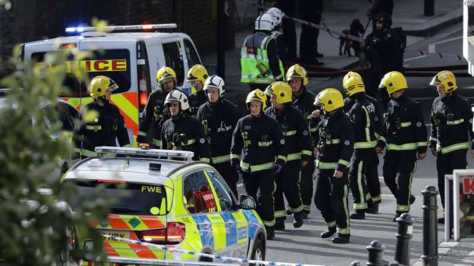 Tim aparat keamanan Inggris bersiaga di dekat lokasi ledakan di London.