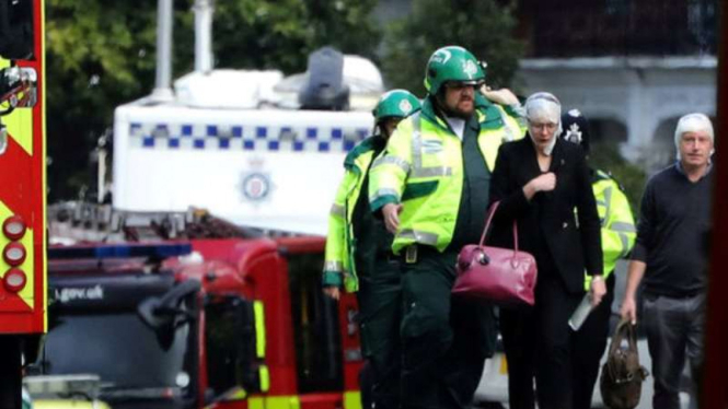 Polisi mengawal korban ledakan di stasiun kereta bawah tanah London.