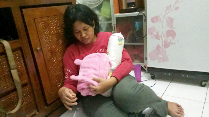 Henny Silalahi, Ibunda bayi Debora yang meninggal dunia karena tidak dirawat di ruang PICU oleh RS Mitra Keluarga lantaran orangtuanya tidak bisa memenuhi uang muka perawatan.