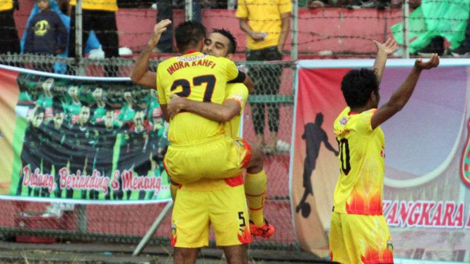 Pemain Bhayangkara FC rayakan gol
