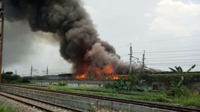 Kebakaran di dekat jalur kereta api Jakarta Kota, Sabtu, 16 September 2017.