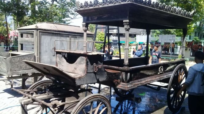 Komunitas Salatiga Urban Legends membersihkan kereta jenazah Belanda