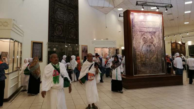 Jemaah haji berada di Museum Al  Haramain yang terletak di Ummul Joud
