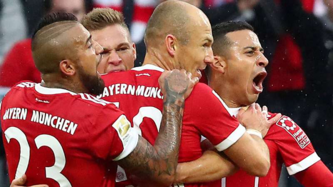 Para pemain Bayern Munich merayakan gol.