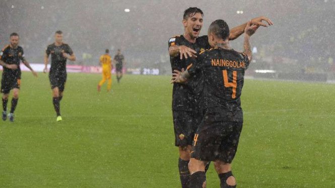 Pemain AS Roma rayakan gol Radja Nainggolan