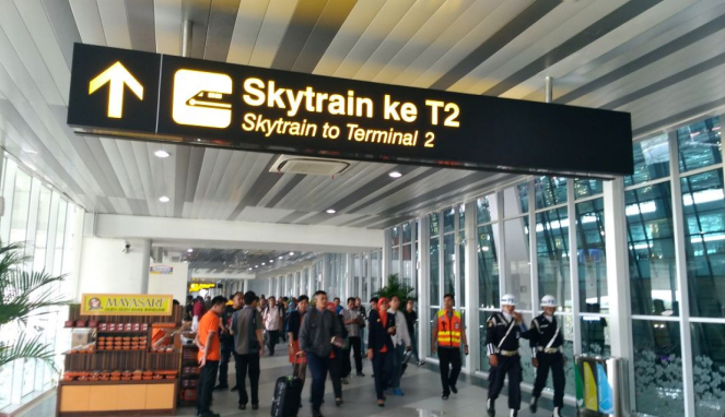 Skytrain ke Terminal 2 Bandara Soetta.