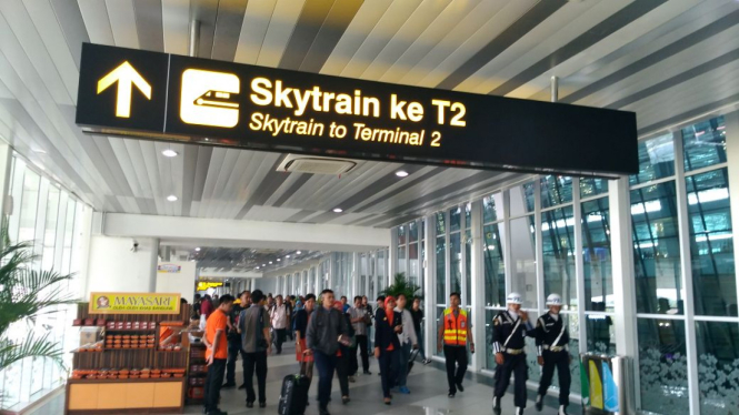 Skytrain ke Terminal 2 Bandara Soetta.