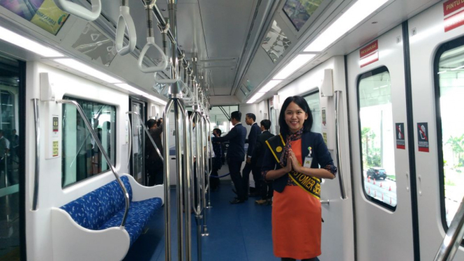 Tampak dalam skytrain di Bandara Soetta, Tangerang, Banten.