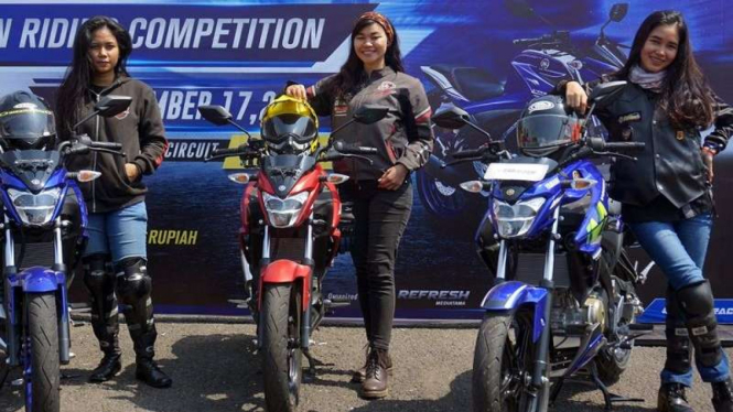 Sebagian pengendara motor naik dan turun dari sebelah kiri. Foto: tiga biker wanita unjuk kebolehan di Sirkuit Sentul.