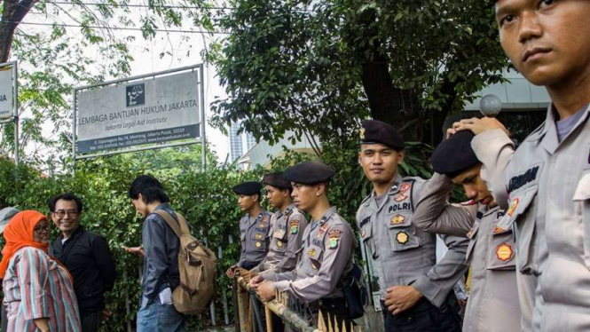 Petugas larang warga masuk ke area kantor LBH Jakarta.