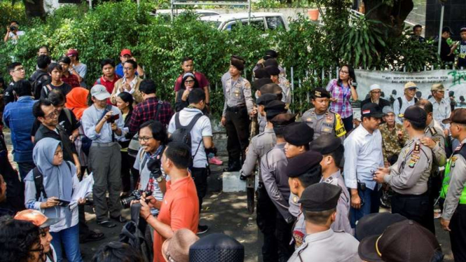  Petugas larang warga untuk masuk kedalam kantor LBH Jakarta, Sabtu (16/7/2017)
