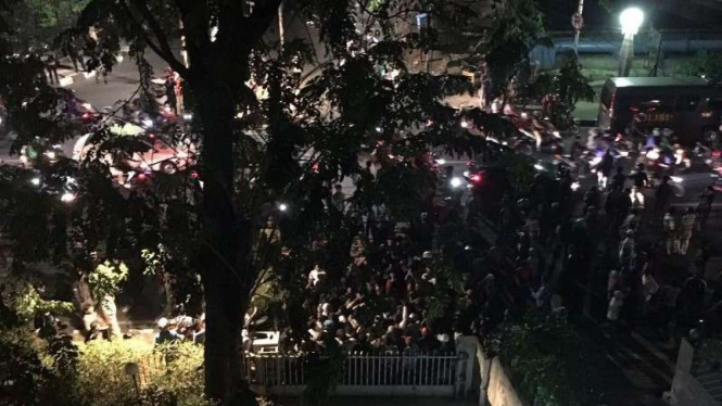 Aksi massa coba geruduk kantor LBH Jakarta.