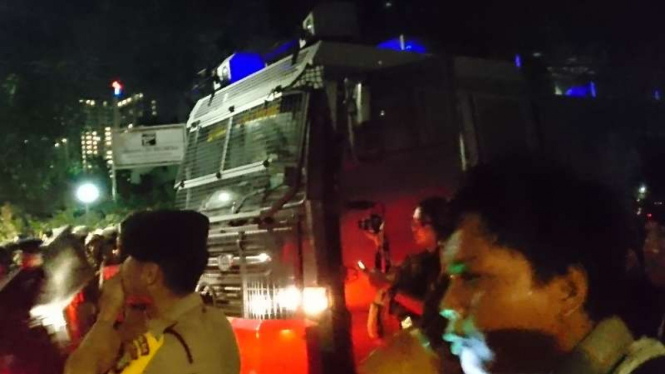 Polisi pakai water canon bubarkan massa di LBH