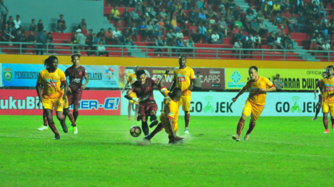 Striker PSM Makassar, Ferdinan Sinaga (tengah).