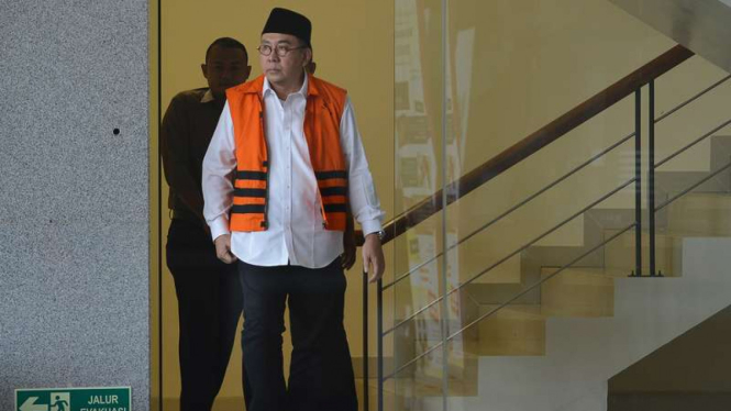 Gubernur Bengkulu nonaktif, Ridwan Mukti, meninggalkan Gedung KPK seusai menjalani pemeriksaan di Jakarta, Senin (18/9/2017).