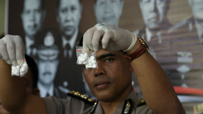 Polisi menunjukkan barang bukti sitaan obat PCC saat rilis tangkapan di Polda Sultra, Kendari, Sulawesi Tenggara, Senin (18/9/2017). 
