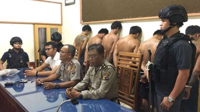 Polisi memperlihatkan enam dari dua belas napi kabur dari Lapas Sijunjung, Sumatera Barat, yang berhasil ditangkap lagi pada Senin, 18 September 2017.