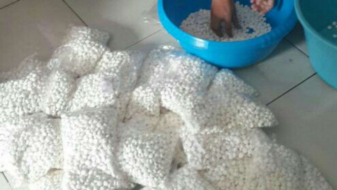 Ribuan butir PCC yang aparat ditemukan di Makassar, Sulawesi Selatan, pada Senin, 18 September 2017.
