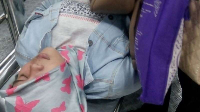 Gadis penumpang Trans Jakarta yang pingsan di halte Harmoni.