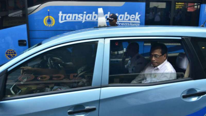 Menteri Perhubungan Budi Karya Sumadi ketika menumpang taksi untuk menginspeksi uji coba bus Transjabodetabek trayek Bekasi-Senayan pada Selasa, 19 September 2017.