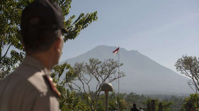 Polisi dan warga memantau aktifitas Gunung Agung di Karangasem Bali