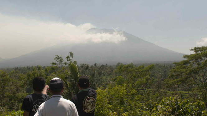 Pemantauan intensif Gunung Agung di Pos Pemantauan Desa Rendang, Karangasem, Bali.