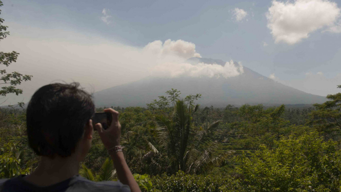Pemantauan intensif Gunung Agung di Pos Pemantauan Desa Rendang, Karangasem, Bali