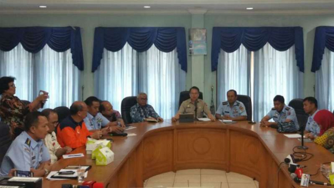Kepala BNPB Willem Rapangilei (tengah) menjelaskan bantuan ke Rohingya