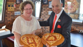Tiap Ulang Tahun Pernikahan, Pasangan Ini Makan Pizza