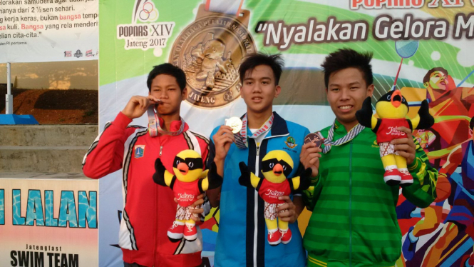 Atlet renang Jawa Barat (tengah) saat meraih emas Popnas Jateng 2017 di Semarang