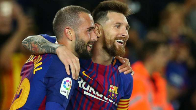 Penyerang Barcelona, Lionel Messi (kanan) rayakan gol