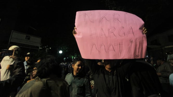 Sekelompok massa mengepung dan melakukan orasi di depan kantor Lembaga Bantuan Hukum Jakarta, Minggu (17/9) malam. 