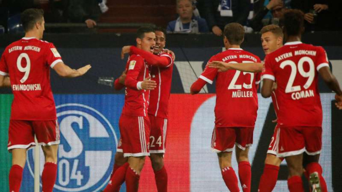 Para pemain Bayern Munich rayakan gol James Rodriguez