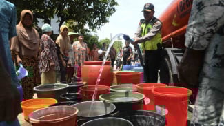 Sekitar 2 Ribu Warga Bekasi Krisis Air Bersih Akibat Pipa PDAM Rusak Dihantam Alat Berat
