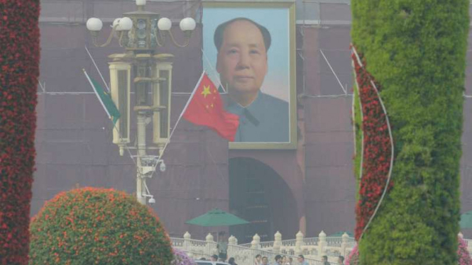 Foto Mao Zedong di Tembok Tiananmen, Beijing. 