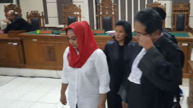 Bupati nonaktif Klaten, Sri Hartini (kiri), usai menjalani sidang putusan di Pengadilan Tindak Pidana Korupsi Semarang pada Rabu, 20 September 2017.