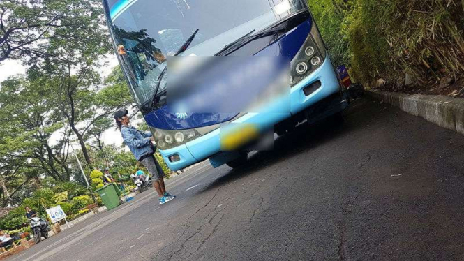 Dok VIVA: Preman SUGBK sedang memalak sopir bus wisata.