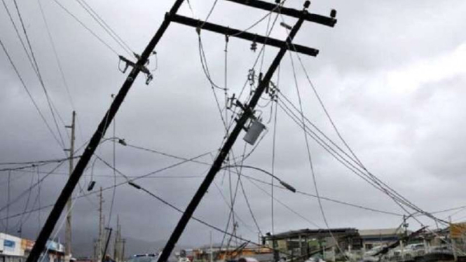 Menara tiang listrik roboh diterjang Badai Maria di Puerto Riko.