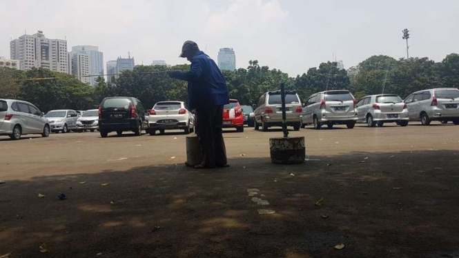 Lahan parkir gratis di SUGBK, Senayan, Jakarta dipagari tali.