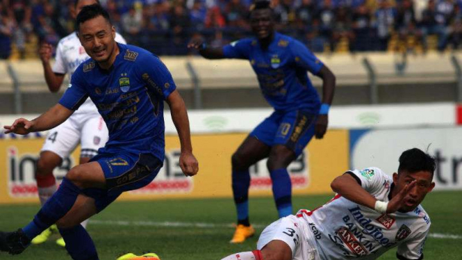 Pemain Persib Bandung (biru).