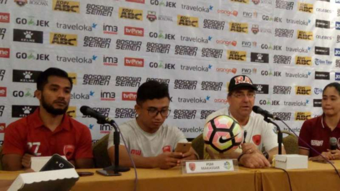 Pelatih PSM Makassar, Robert Rene Alberts (kedua dari kiri)