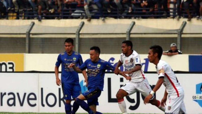 Pemain Persib Matsunaga Shohei Dikawal ketat pemain Bali United Hasyim Kipuw 