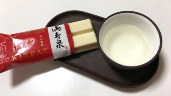Kit Kat premium rasa sake yang mengandung alkohol.